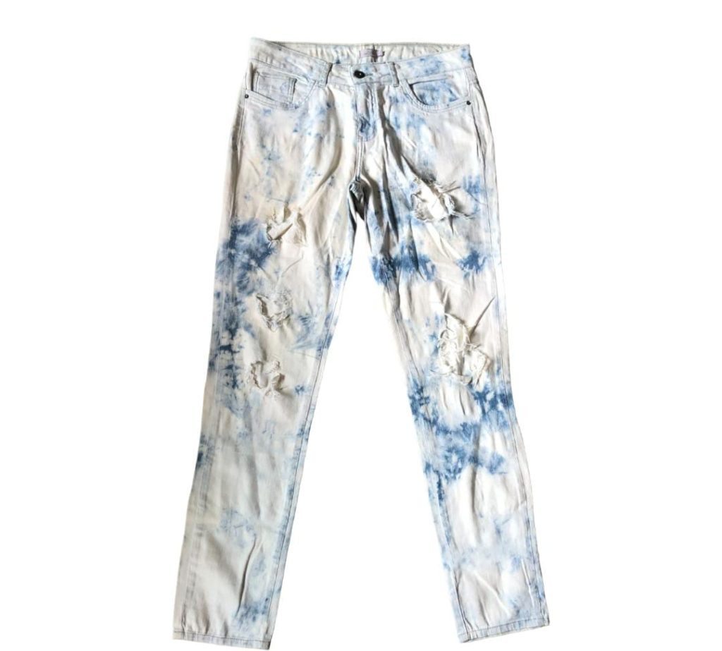 Calça Jeans Skinny com destroyed