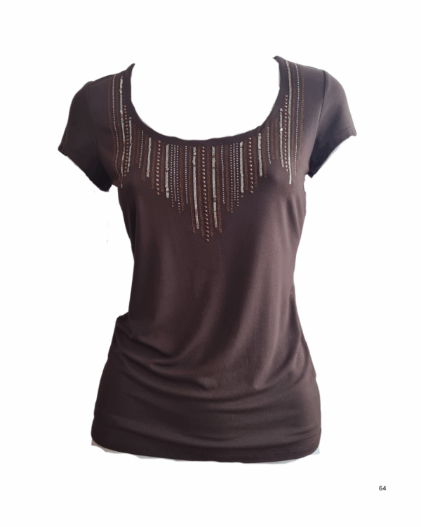 Camiseta com pedrarias